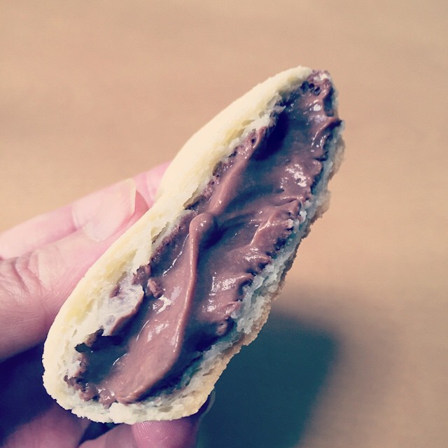 ぷにもち食感の生地に、中はたっぷりのチョコカスタードクリーム。小振りだけど、十分満足。#sweets #oyatsu #chocolate